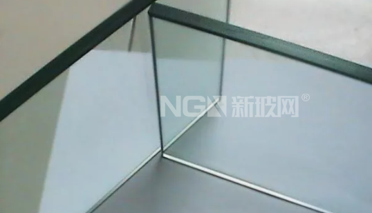 鋼化玻璃出爐出現波浪形的原因及解決方法